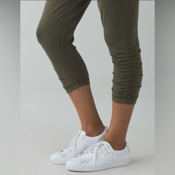 Lululemon SunSalutation Fold Down Waistband. Relaxed Fit. 7/8 Ruched Legs. Sz. 2 - Picture 2 of 16